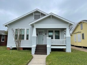 Building Photo - Freshly updated 2/2/Study home