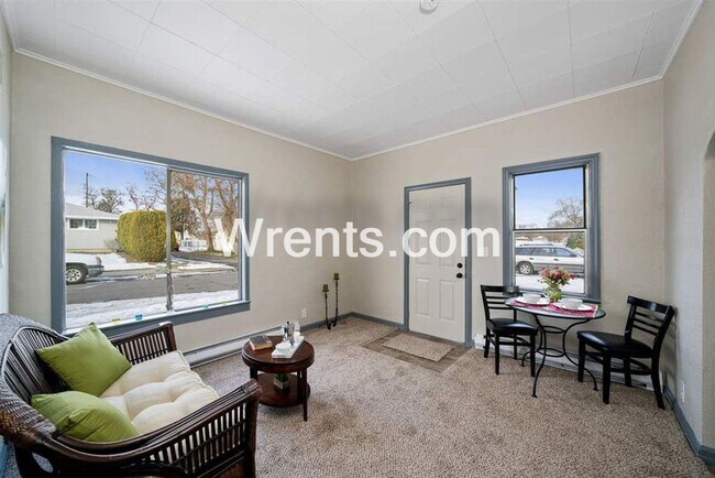 Building Photo - 1712 E Sanson Ave