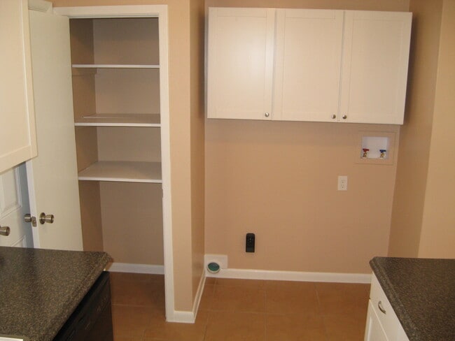 Building Photo - 545 Hickory Ave