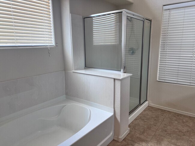 Building Photo - Refrigerated air! 4Br, 2Ba w/2 living areas, 3 CG