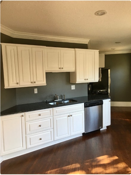 Updated kitchen with granite countertops and stainless steel appliances - 1233 46th St