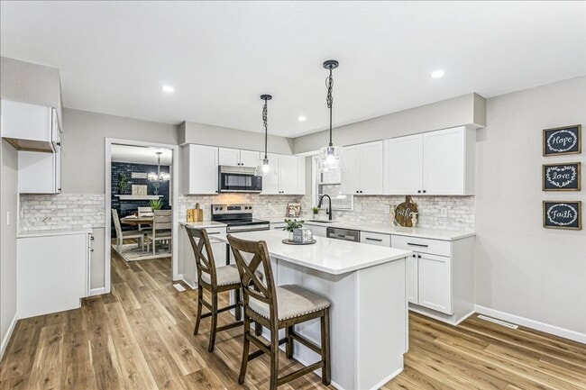 Building Photo - Beautifully Updated Home on nearly ½ Acre! Available for Rent or Rent to Own! Move in Special 1/2...