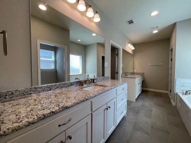 Building Photo - AVAILABLE NOW 3 BEDROOM 2 BATH WITH OFFICE...