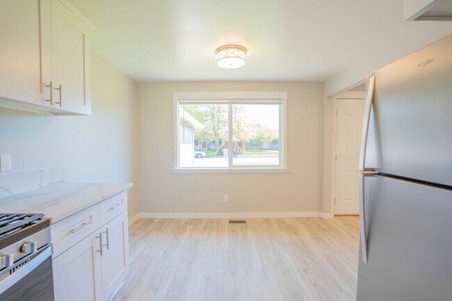 Building Photo - Newly Remodeled Large 2 Bedroom!