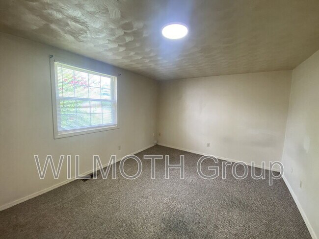 Building Photo - 904 Sloan St