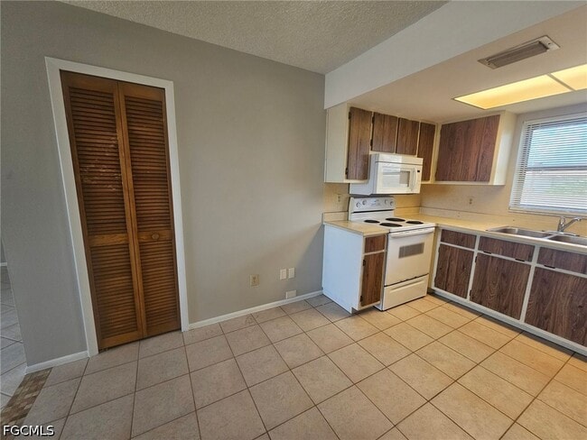 Building Photo - 1221 SE 46th Ln