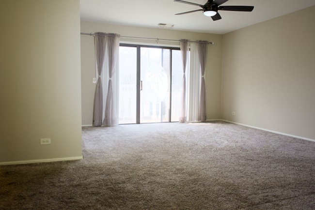 Building Photo - Wheeling, Lexington Commons 2BR/2BA 1 Garage & 2 Pools!