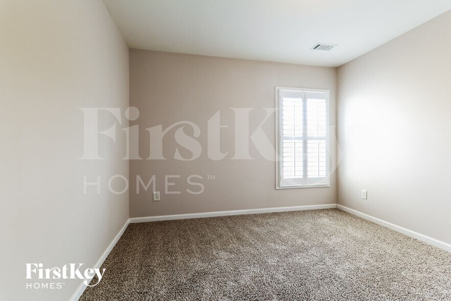 Building Photo - 2439 White Alder Dr NE