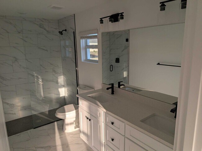 Building Photo - 1423 NE 12th Pl