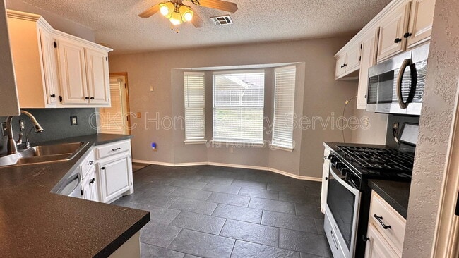 Building Photo - 17316 Valley Crst