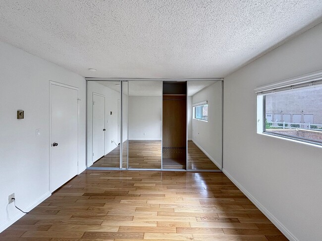 Building Photo - Charming 3BD/3BA Townhouse in University C...