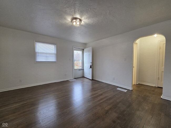 Building Photo - 702 W 23rd St