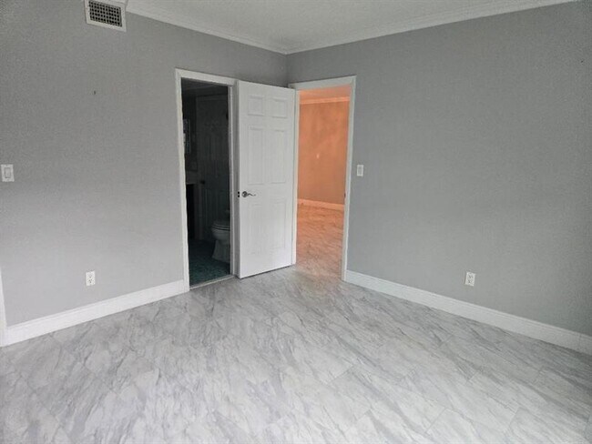 Building Photo - 669 W Oakland Park Blvd