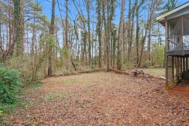 Building Photo - Large 3 Bedroom 2 Bath Home