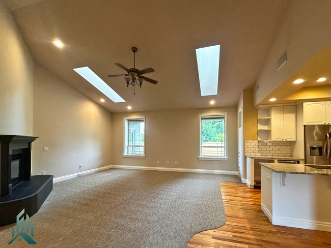 Building Photo - Modern and Spacious 3 Bed/2.5 Bath Home