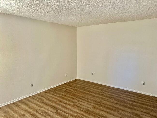 Building Photo - Freshly Painted 2BD/2BA 2 Car Garage with large Backyard