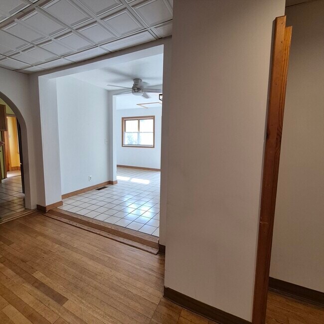 Building Photo - 28 Sargent St