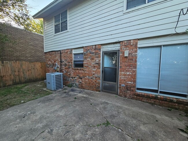 Building Photo - (3) Bed/(1.5) Bath Townhome Avail NOW!