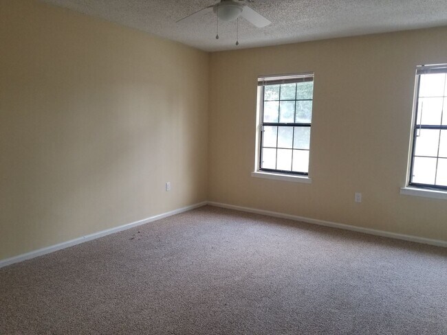 Building Photo - Two-Bedroom Townhome Across from Country Park