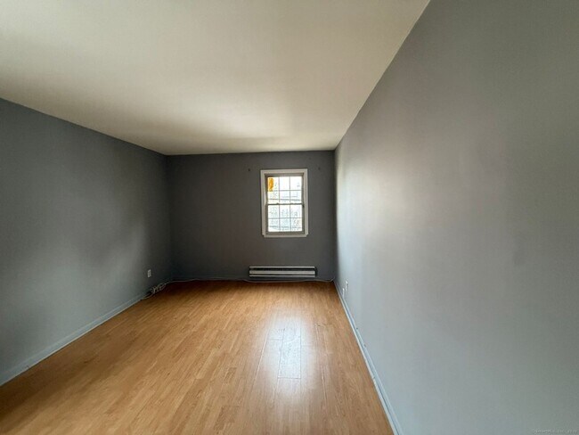 Primary Photo - 240 Oak St