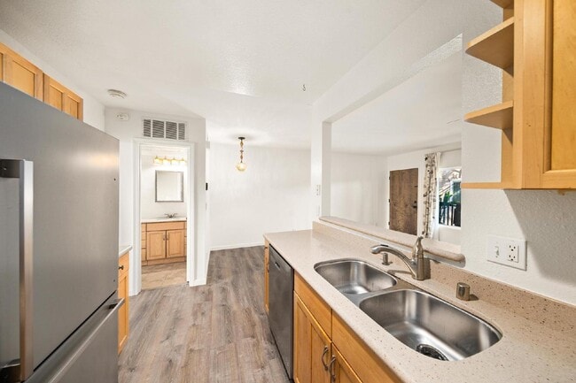 Building Photo - Fabulous University Heights location!