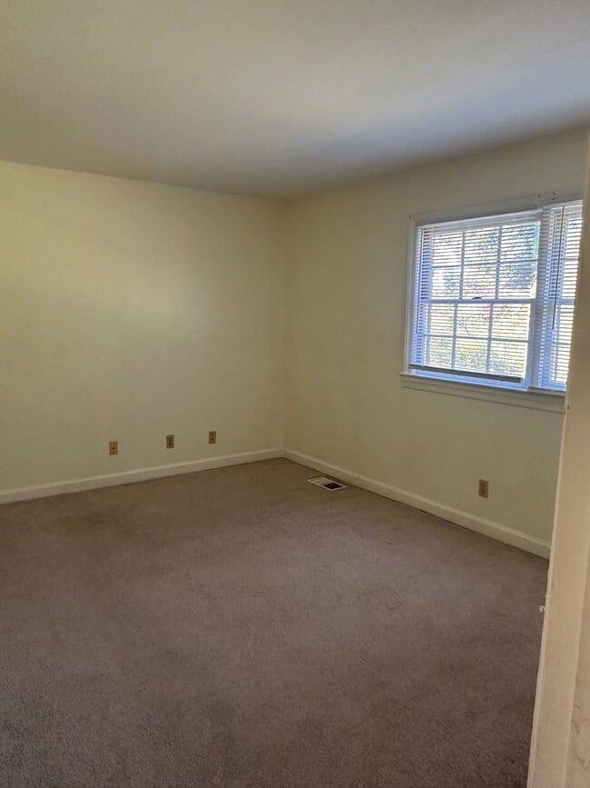 Building Photo - 2 Bedroom/ 2 bath Condo