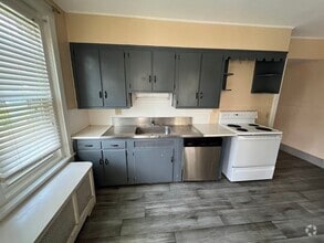 Building Photo - 4 Bedroom House