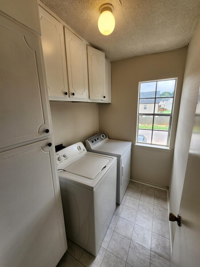 Building Photo - 3250 Strawberry Ln