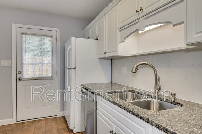 Building Photo - 330 Beech Ln