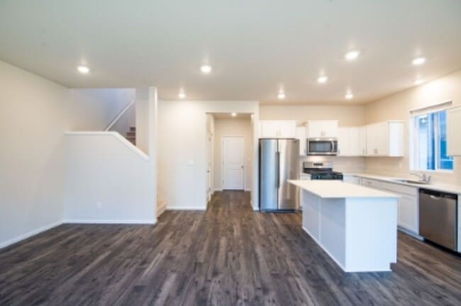 Building Photo - Beautiful newer construction 4 bed, 2.5 ba...