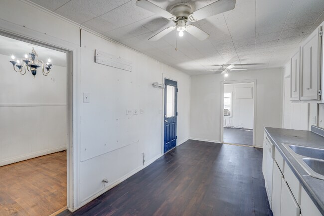 Building Photo - 901 N Howeth St