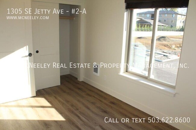 Building Photo - Upper level 2 bed/ 1 bath w/ 1 Assigned Pa...