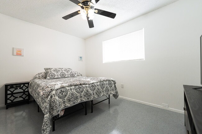 Building Photo - Stylish & Fully Furnished 2-Bedroom in the Heart of Farmington – Flexible Lease Terms!