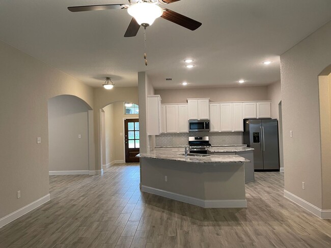 Building Photo - 4 Bedroom in Gruene Field / 1 Mile to Grue...