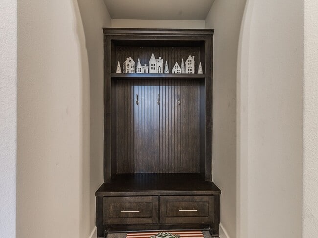 Building Photo - 2606 W Baton Rouge Pl