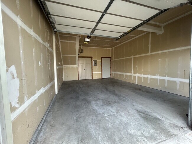 Building Photo - Upgraded 2 Bed, 1.5 Bath Townhouse with St...