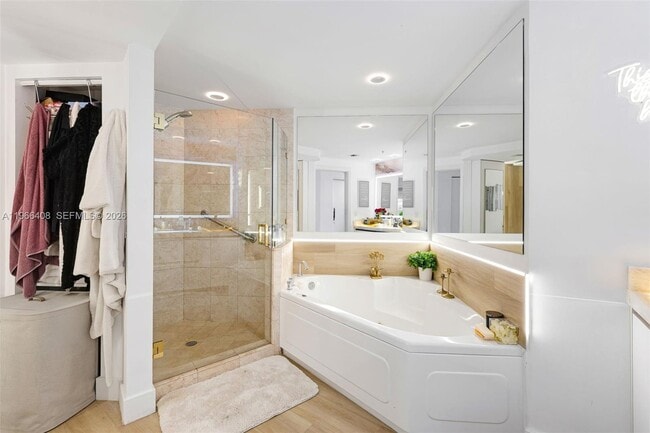 Building Photo - 848 Brickell Key Dr