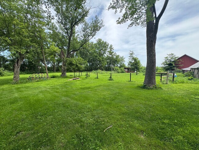 Building Photo - 4 Bedroom Updated Acreage