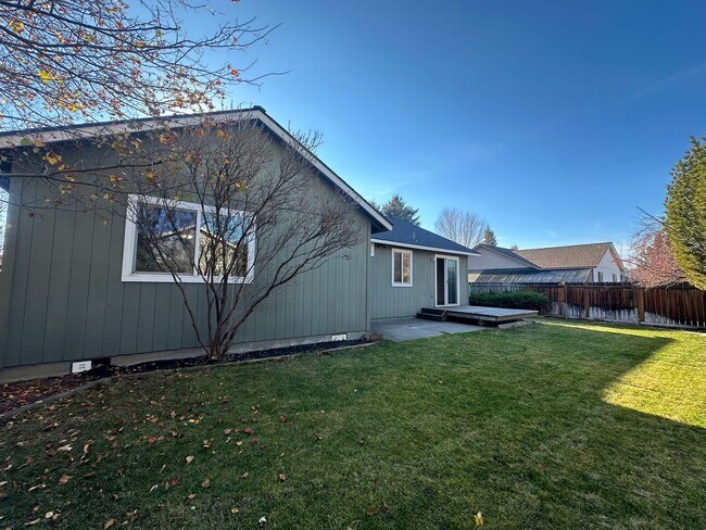 Building Photo - Ranch Style Home in NE Bend!  Fenced in backyard!
