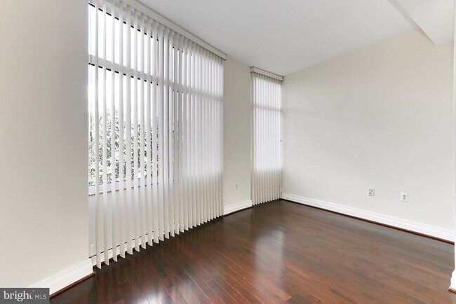 Building Photo - 8220 Crestwood Heights Dr