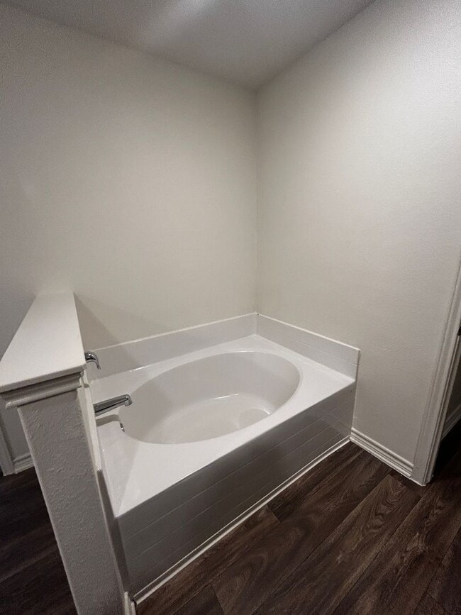 Building Photo - 4BR SFR w/ 2,198 Sq Ft near Downtown Elgin