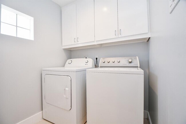 Building Photo - 9711 Marlive Ln