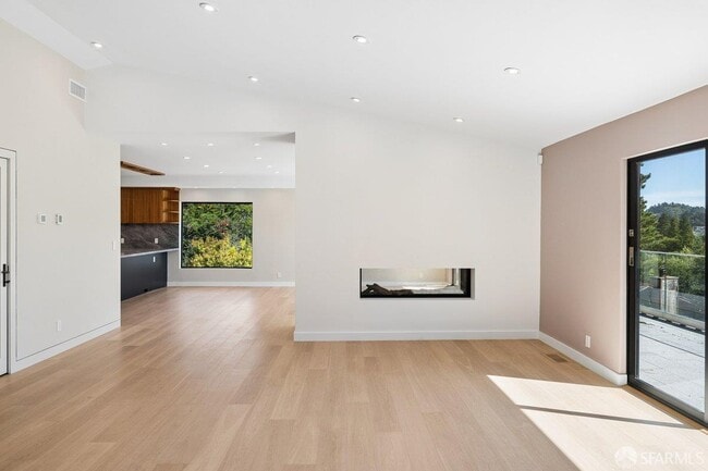 Building Photo - 1435 Lakeview Dr