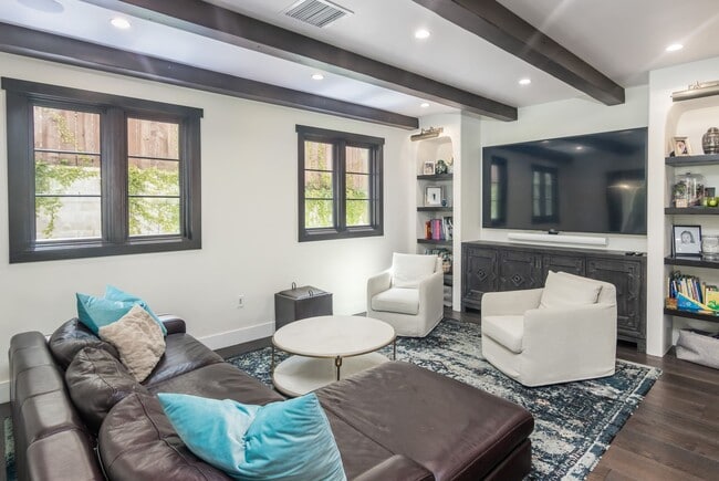 Building Photo - Prime Single Family Home