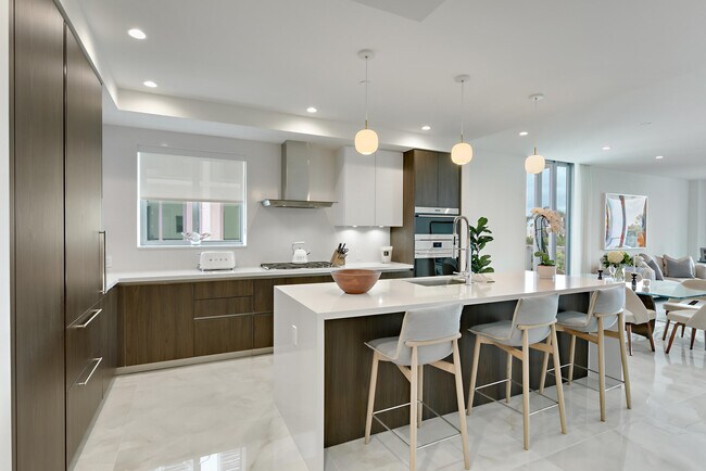 Building Photo - 485 E Royal Palm Rd