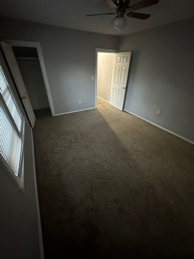 Building Photo - Beautiful 2 Bedroom 1 Bath DUPLEX