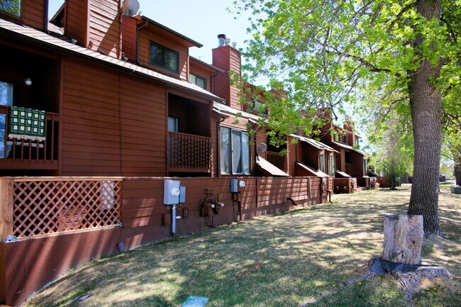 Building Photo - Fun and Funky Tri-Level Townhouse in Northeast Boulder, CO