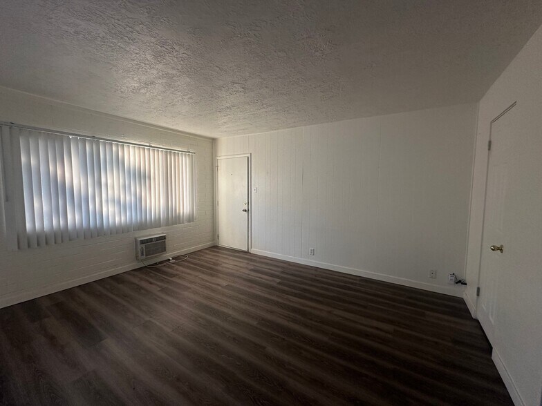 Building Photo - 860 E 500 S