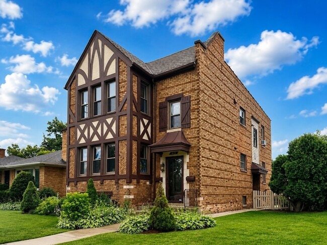 Building Photo - 615 E Golf Rd
