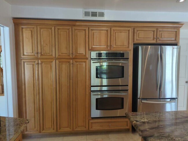 Building Photo - Beautiful and Spacious 4 Bed, 3 Bath Home ...